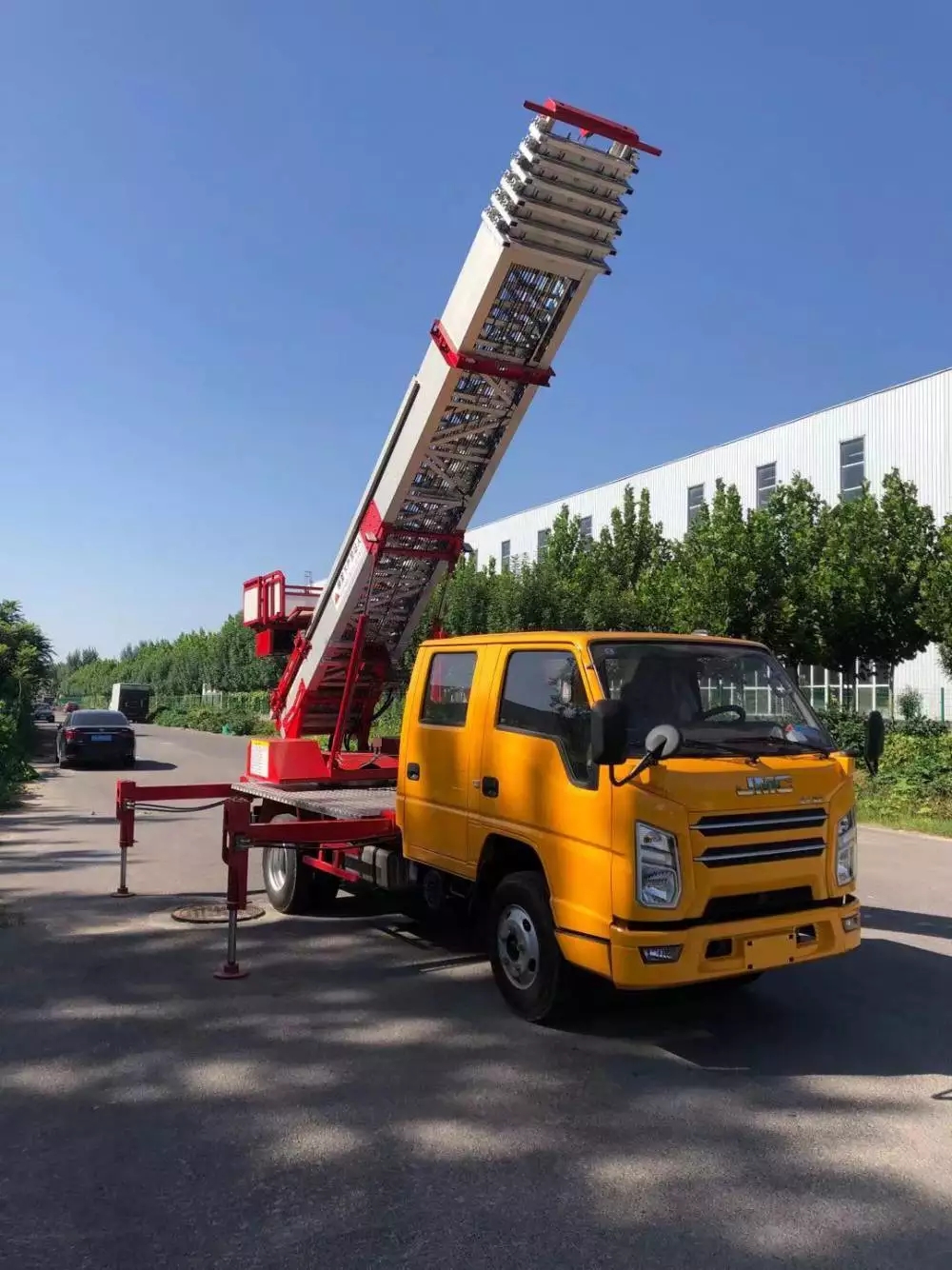 房县附近的云梯车出租服务：轻松解决高空作业需求