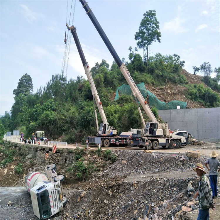 房县汽车掉沟里叫吊车救援要多少钱